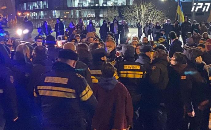 ფიზიკური დაპირისპირება და დაკავებები მთავრობის ადმინისტრაციასთან - რა ვითარებაა ამ წუთებში ადგილზე