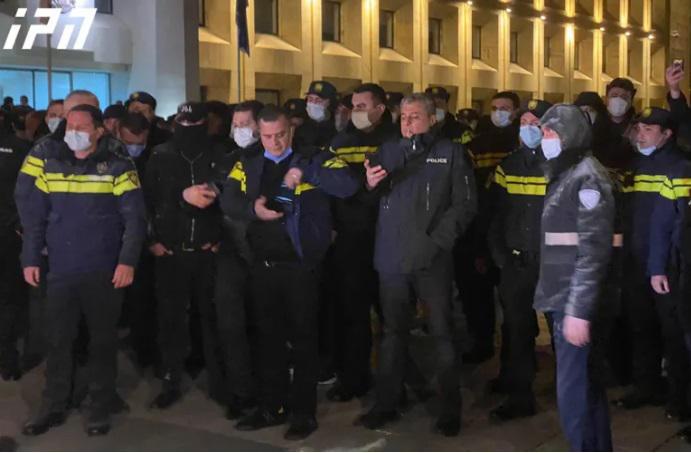 მთავრობის ადმინისტრაციასთან აქციის მონაწილეებმა პოლიციას ფქვილი შეაყარეს, რასაც დაპირისპირება მოჰყვა