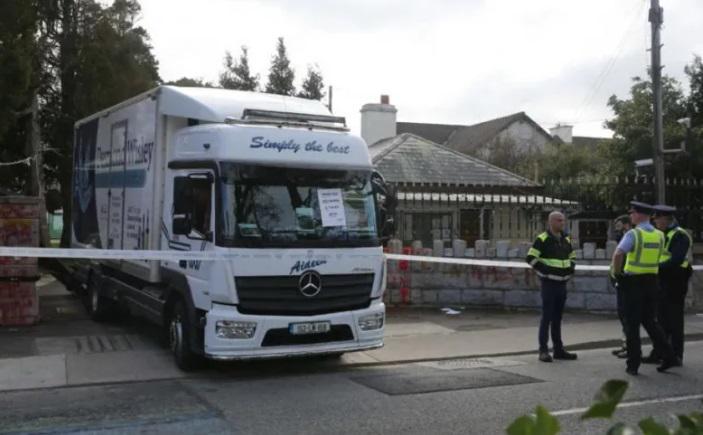 დუბლინში მამაკაცი დააკავეს, რომელიც სატვირთო მანქანით რუსეთის საელჩოს ჭიშკარს დაეჯახა