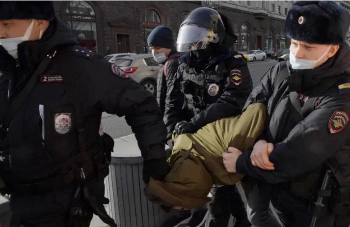 "რუსეთში ათასობით მშვიდობიანი მომიტინგე დააკავეს, ანტისაომარ საპროტესტო აქციებზე... მიმართავდნენ წამებას ან არაადამიანურ მოპყრობას"- Human rights watch