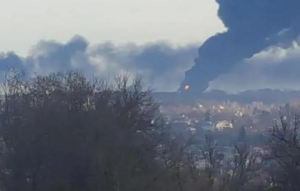 "მტერმა მიიტანა მძლავრი ავიაიერიში" - კიევთან ახლოს მდებარე ქალაქ ვასილკოვოში ნავთობბაზა იწვის