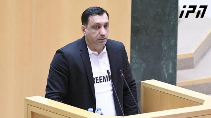 ლევან ბეჟაშვილმა პარლამენტში მყოფ სალომე ზურაბიშვილს გადასცა მიხეილ სააკაშვილის წერილი, სადაც ექსპრეზიდენტი ვოლოდიმერ ზელენსკისთვის საქართველოს ეროვნული გმირის წოდების მინიჭებას ითხოვს