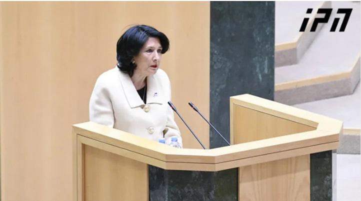 "აქ შეკრებილნი ივიწყებთ იმას, რაც ასახულია ჩვენს გერბზე: "ძალა ერთობაშია“... საზოგადოება კი თქვენზე ბევრად ფხიზელია, შეგნებული, მამაცი და რაც მთავარია, ერთიანი" - სალომე ზურაბიშვილი პარლამენტარებს