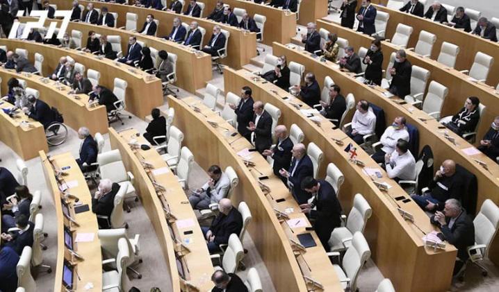 პრეზიდენტის ყოველწლიურ მოხსენებას პარლამენტის სხდომათა დარბაზიდან ტაში მხოლოდ ოპოზიციონერმა დეპუტატებმა დაუკრეს