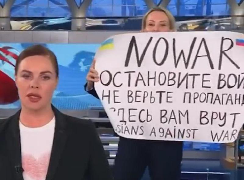 "არა ომს.. არ დაუჯეროთ პროპაგანდას, აქ გატყუებენ" - ჟურნალისტის პროტესტი რუსეთის სახელმწიფო ტელევიზიის ეთერში