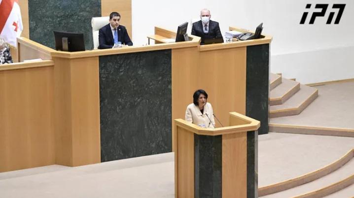 "ხელისუფლება სცოდავს, როცა ვერ ბედავს გამოხატოს ის, რასაც ჩვენი ისტორია და ღირსება გვკარნახობს... ვინმე დაიჯერებს, რომ არცერთხელ შეკრებილა უსაფრთხოების საბჭო მთავარასარდლის დასწრებით?!"- პრეზიდენტი