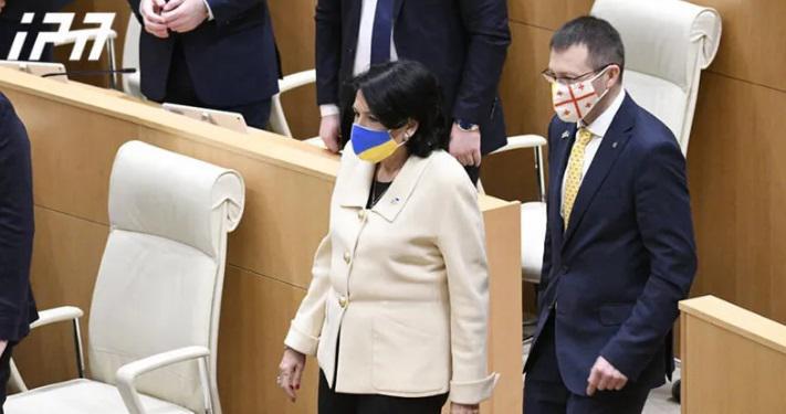 სალომე ზურაბიშვილის მოხსენება პარლამენტში დაიწყო - ის სასესიო დარბაზში უკრაინის დროებით რწმუნებულთან ერთად შევიდა
