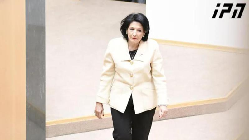 საქართველოს პრეზიდენტი ელისაბედ II-ის დაკრძალვის ცერემონიაზე დასასწრებად ლონდონში ჩავიდა