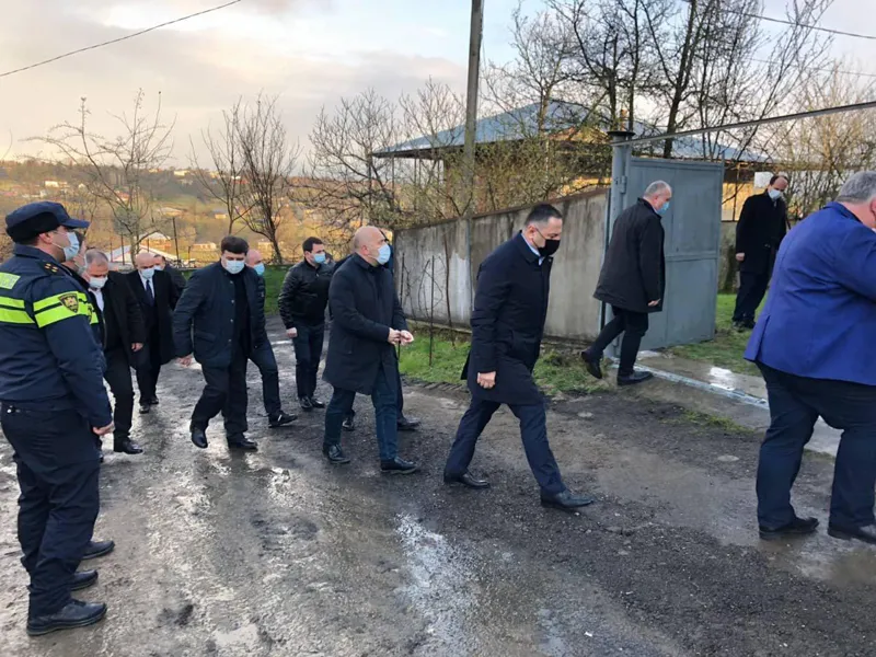 შს მინისტრმა რიკოთზე დაღუპული პოლიციელების ოჯახებს მიუსამძიმრა - ფოტოები იმერეთიდან