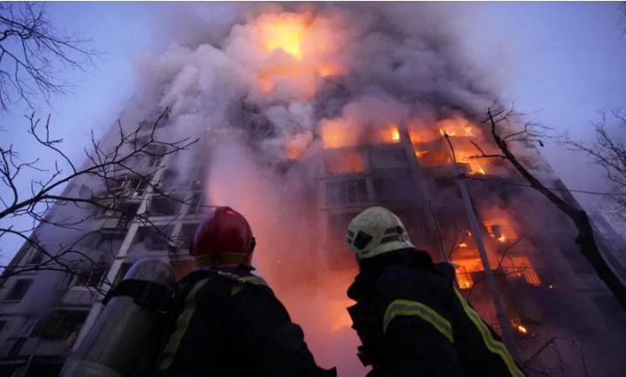 კიევში სარაკეტო თავდასხმების შედეგად ორი მრავალსართულიანი კორპუსი დაზიანდა, არის მსხვერპლი