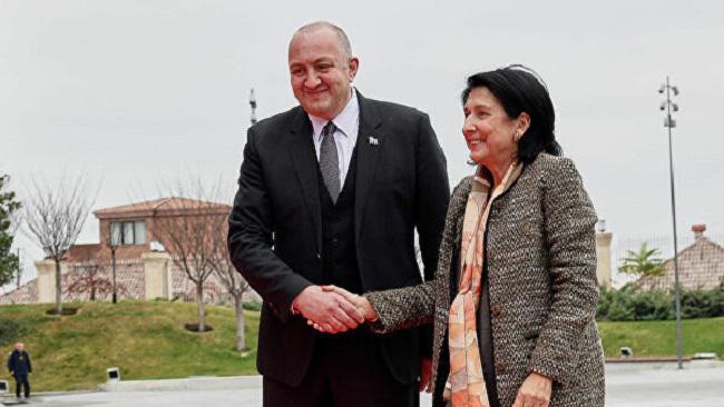 "ასევე იბლოკებოდა თავის დროზე პრეზიდენტ მარგველაშვილის ვიზიტებიც, მას ხან მოწვევასაც უმალავდნენ" - "ოცნების" შერისხული პრეზიდენტები: დაარღვია თუ არა კონსტიტუცია სალომე ზურაბიშვილმა?