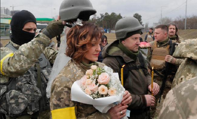 უკრაინაში ომის დაწყებიდან 10 000-ზე მეტი წყვილი დაქორწინდა: "ასეთ რთულ დროსაც კი, უკრაინელები სულით არ ეცემიან... ისინი აგრძელებენ შვილების გაჩენას"