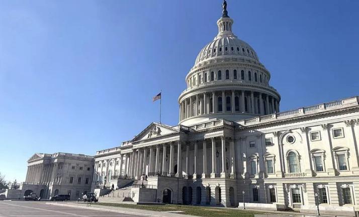 აშშ-ის სენატმა მხარი დაუჭირა რეზოლუციას, რომელიც  ჰააგის სასამართლოს ვლადიმერ პუტინის, როგორც ომის დამნაშავის, წინააღმდეგ საქმის გამოძიებისკენ მოუწოდებს