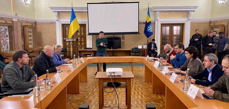 დმიტრო კულება, ირინა ვენედიქტოვა და ზურაბ ადეიშვილი - ჰააგის პროკურორთან უკრაინის წარმომადგენელთა შეხვედრის ამსახველი ფოტო