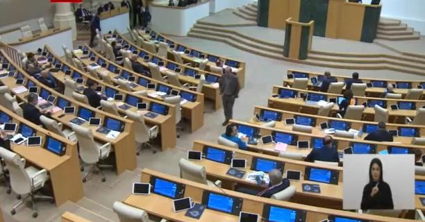 "უსინდისო კაცო, გაჩუმდი! არ გინდათ ზელენსკის მოწვევა და ლავროვი მოიწვიეთ" - კამათი და სიტყვიერი დაპირისპირება პარლამენტში (ვიდეო)