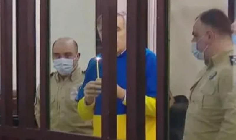 მიხეილ სააკაშვილმა სასამართლო პროცესზე სანთელი დაანთო და უკრაინულ ენაზე ილოცა