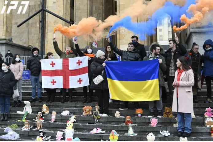 “როცა უკრაინაში ბავშვებს ხოცავენ, დუმილი დანაშაულია” - პარლამენტთან აქცია მიმდინარეობს