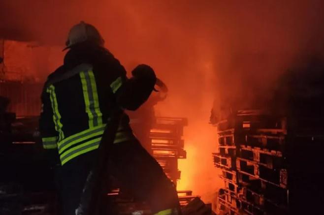 რუსულმა ძალებმა ბავშვთა საავადმყოფო დაბომბეს - "7 ბავშვი და 15 ზრდასრული შენობიდან მას შემდეგ გამოიყვანეს, რაც სახურავს ცეცხლი გაუჩნდა"