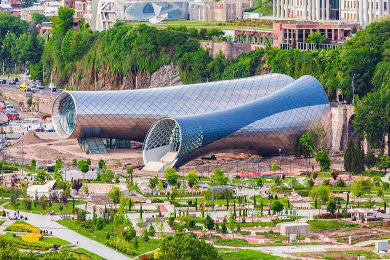 რა განთავსდება ე.წ. რიყის დოქების შენობაში - რას ამბობენ აუქციონში გამარჯვებული კომპანიის წარმომადგენლები და ვინ არის მათი ხელმძღვანელი?