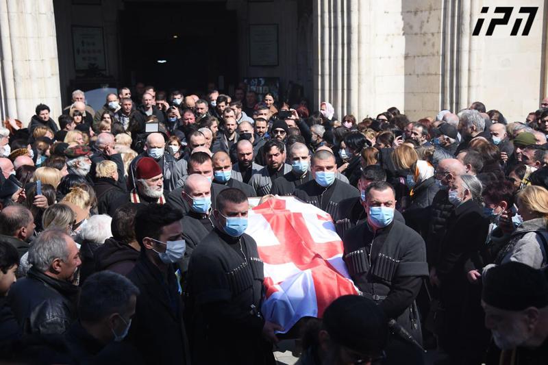 უკრაინაში დაღუპული ქართველი მებრძოლი დავით რატიანი ქაშვეთის ტაძრიდან  შეძახილებით გამოასვენეს (ფოტო)