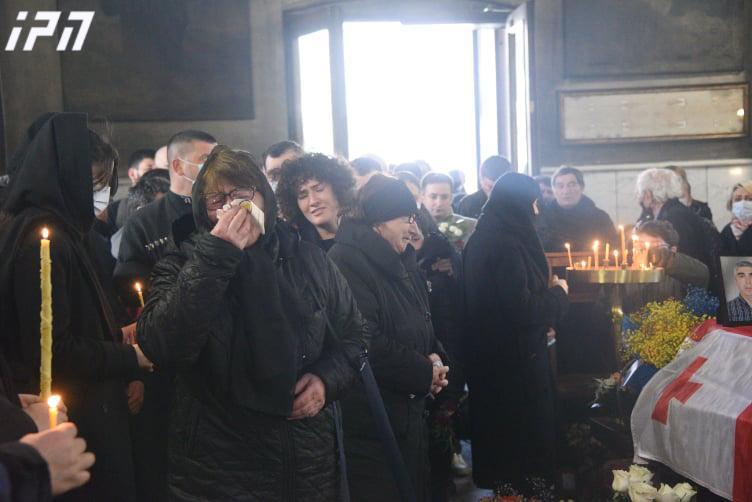 ფოტოები ქაშვეთის ტაძარიდან, სადაც უკრაინაში დაღუპული ქართველი მებრძოლის დავით რატიანის პანაშვიდი მიმდინარეობს