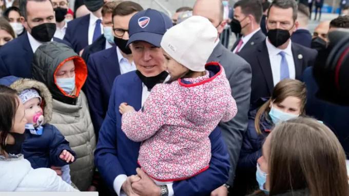 "დილით დგები და ლოცულობ, რომ არ მიიღო სატელეფონო ზარი ახლობლის გარდაცვალებაზე" - ბაიდენმა უკრაინელ ლტოლვილებთან შეხვედრის შემდეგ პუტინს "ყასაბი" უწოდა