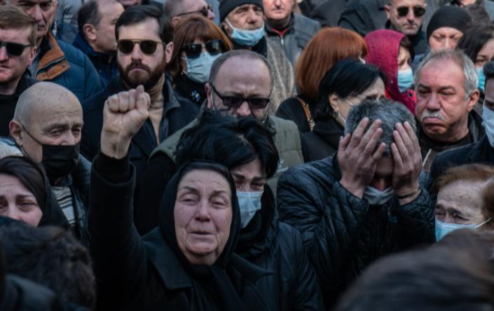 დღის ფოტო: უკრაინაში დაღუპული დავით რატიანის დედა, შვილის დაკრძალვაზე