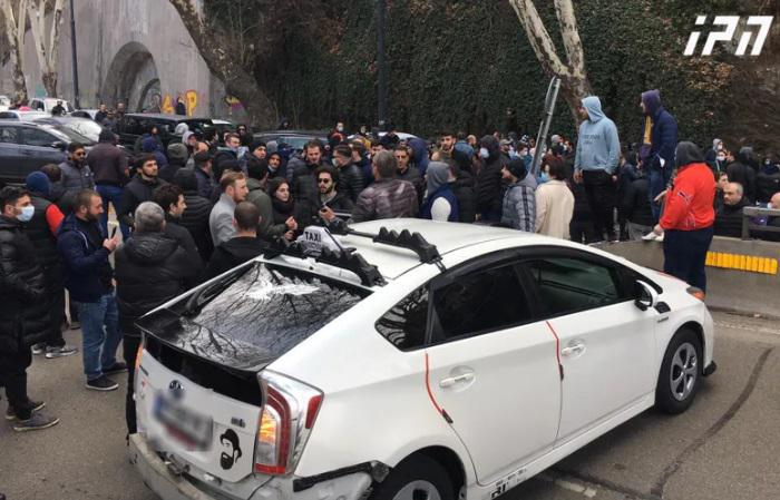 საწვავის ფასებთან დაკავშირებით პროტესტის მონაწილეებმა გმირთა მოედანზე ავტომობილით გზა ჩახერგეს, რასაც ხმაური მოჰყვა