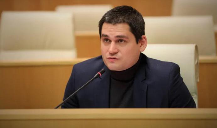 "გამოთქმისთვის ბოდიშს ვიხდი, მაგრამ "ოცნებას“ და "ნაციონალურ მოძრაობას“, ორივეს ფეხებზე გკიდიათ საქართველოც და საქართველოს მოქალაქეც" - მიხეილ დაუშვილი