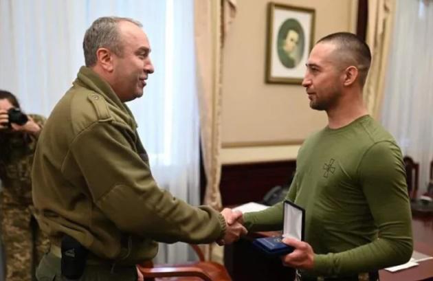 "ლეგენდარული ჯარისკაცი დაბრუნდა" - რუსული გემის მისამართით ნათქვამი ცნობილი ფრაზის ავტორი ტყვეობიდან გათავისუფლდა: რას თქვა რომან გრიბოვმა?