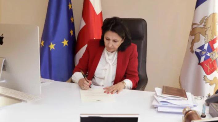 პრეზიდენტის ადმინისტრაციის განცხადებით, გასულ წელს, სალომე ზურაბიშვილმა მთავრობის მიერ წარდგენილი ყველა ელჩის დანიშვნაზე მოაწერა ხელი