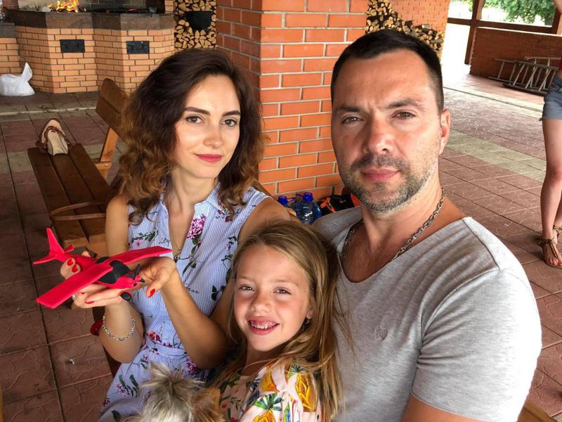 "როდესაც უმცროსმა ქალიშვილმა გადაწყვიტა, რომ მამა არ არის სახლში უსარგებლო ნივთი..." - რას წერს ალექსეი არესტოვიჩი?