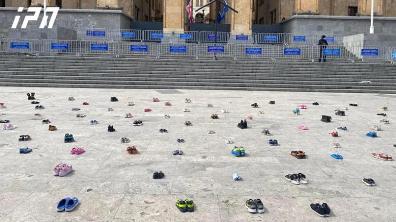 პერფორმანსი უკრაინაში დაღუპული ბავშვების ხსოვნის პატივსაცემად - საქართველოს პარლამენტთან საბავშვო ფეხსაცმელები მიიტანეს (ფოტოები)