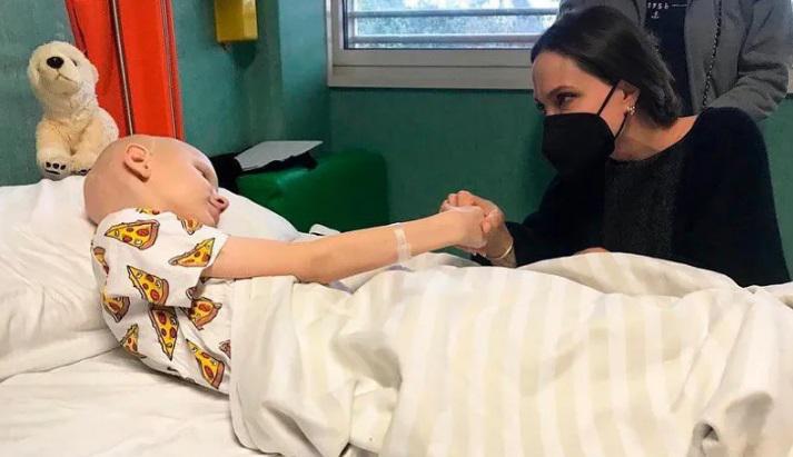 "საშინელებაა იმის ხილვა, რომ ბავშვები იხდიან ფასს" - ანჯელინა ჯოლი რომის საავადმყოფოში უკრაინელ ბავშვებს ესტუმრა