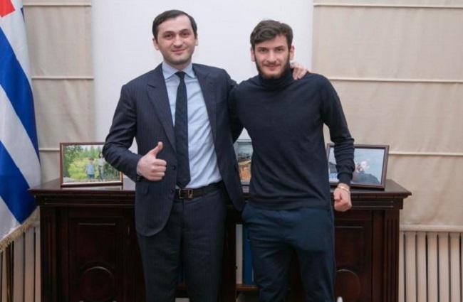 "ასეთი მაგარი შენაძენი ბათუმს არ ჰყოლია, გაიხარე, ძმაო" - ხვიჩა კვარაცხელია უკვე ბათუმშია: რა განაცხადა თორნიკე რიჟვაძემ ფეხბურთელთან შეხვედრისას