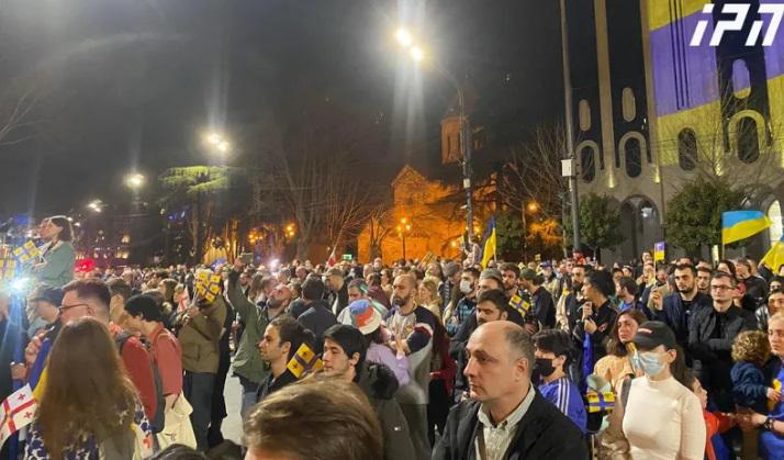 რა ვითარებაა პარლამენტთან, სადაც აქცია სახელწოდებით - "უკრაინისა და ჩვენი თავისუფლებისთვის“ მიმდინარეობს