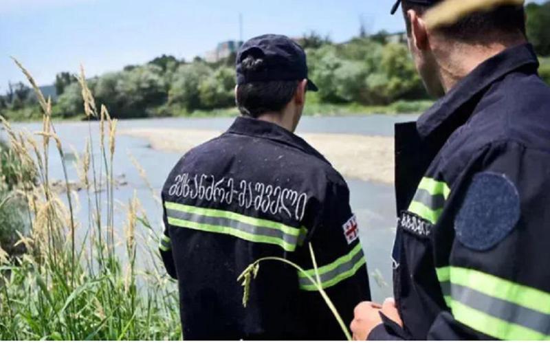 წყალტუბოში, მდინარე ლეხიდარში მოზარდს ეძებენ - 17 წლის ბიჭს ხიდზე ფეხი დაუცურდა და მდინარეში გადავარდა