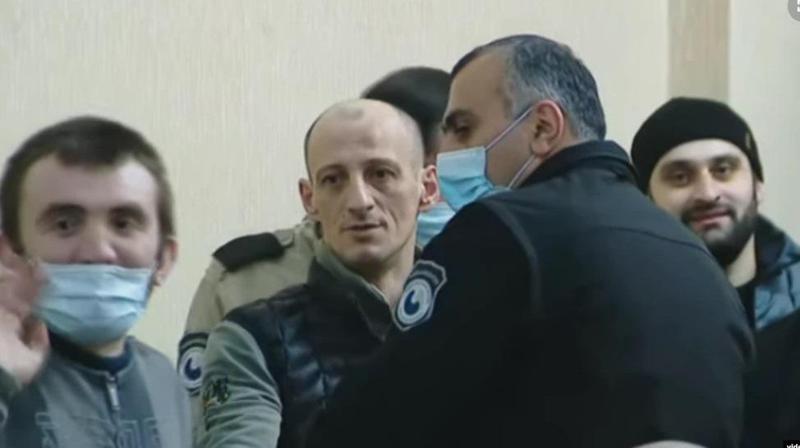 მედიის წარმომადგენლებზე, მათ შორის ლექსო ლაშქარავაზე, ფიზიკურ ძალადობაში ბრალდებულებს 5-წლიანი პატიმრობა მიესაჯათ - ვინ ცნო სასამართლომ დამნაშავეებად?