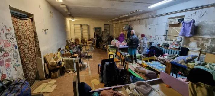 ჩერნიგოვის ერთ-ერთი სკოლის სარდაფში რუს ოკუპანტებს 150 ადამიანი მიცვალებულთა გვამებთან ერთად ჰყავდათ გამოკეტილი -  რა ინფორმაციას ავრცელებს უკრაინული მხარე
