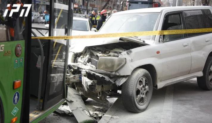 ავარია ბუკიას ბაღთან: "ავტომანქანა თავდაპირველად გოგონას შეეჯახა, რომელიც ელექტრო სკუტერით გადაადგილდებოდა, შემდეგ კი..."