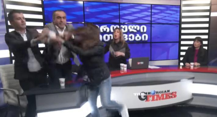 "ამოგაჭრი მაგ ენას, არაკაცო" - ნონა მამულაშვილი დავით ლორიას პირდაპირ ეთერში ფიზიკურად დაუპირისპირდა (ვიდეო)