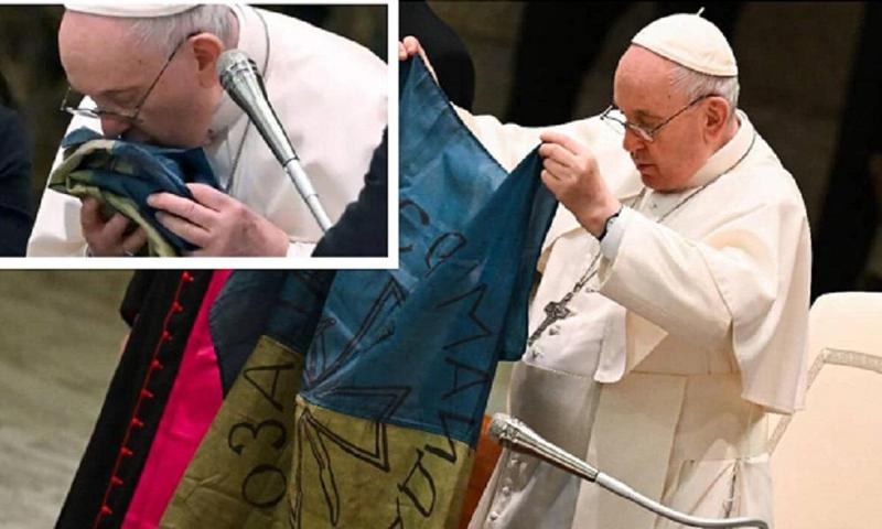 დღის ფოტო: რომის პაპი ბუჩადან მისთვის გაგზავნილ უკრაინის დროშას ეამბორა - "სისასტიკე სულ უფრო შემზარავი ხდება"