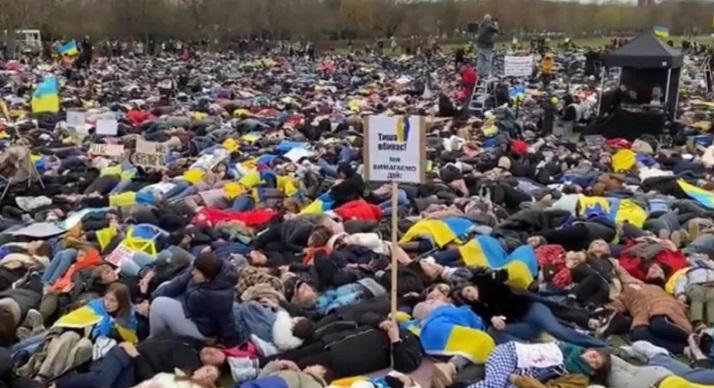 "შეწყვიტე დაპირება, დაიწყე მოქმედება!" - ბერლინში, რუსეთის გაზზე, ქვანახშირსა და ნავთობზე ემბარგოს დაწესების მოთხოვნით, ქუჩაში ასობით ადამიანი გამოვიდა