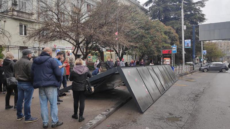 თბილისში, ვაჟა-ფშაველას გამზირზე, ავტობუსის გაჩერებაზე მოწყობილი მოსაცდელი წაიქცა (ფოტო, ვიდეო)