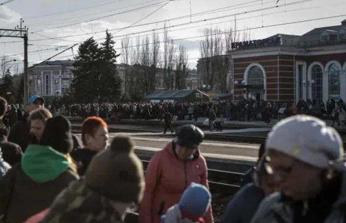 უკრაინის ქალაქ კრამატორკში რკინიგზის სადგურზე რუსმა ოკუპანტებმა ავიაიერიში მიიტანეს