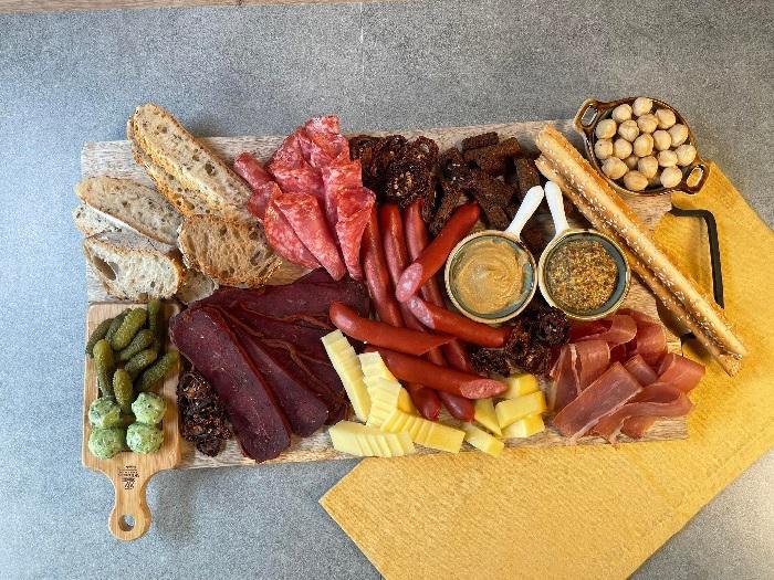 ლამაზი, მარტივი და გემრიელი: როგორ ავაწყოთ ლუდის დაფა?