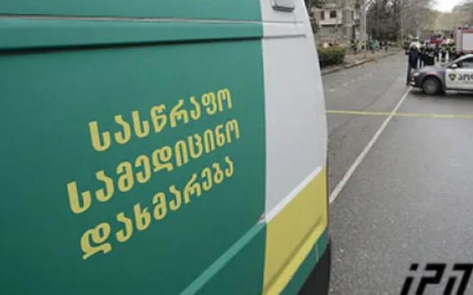 ვარკეთილში ძლიერმა ქარმა ხე მოგლიჯა - არიან დაშავებულები