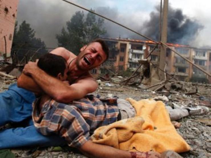 პუტინისტი სალავიოვი ამტკიცებს, რომ 2008 წელს, გორში გადაღებული ფოტო, რომელზეც ახალგაზრდა კაცი რუსების მიერ მოკლულ ძმას დასტირის, დადგმულია - რას ამბობს ტრაგედიის შემსწრე ფოტოგრაფი?