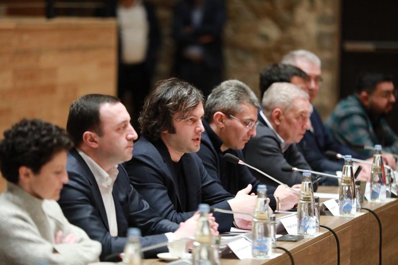 "ეს ამდენი ხალხი უყურებს ბიძინა ივანიშვილს..." - რატომ შეცვალა "ოცნებამ" უკრაინაში წასვლაზე პოზიცია და არის თუ არა გადაწყვეტილება დაგვიანებული?