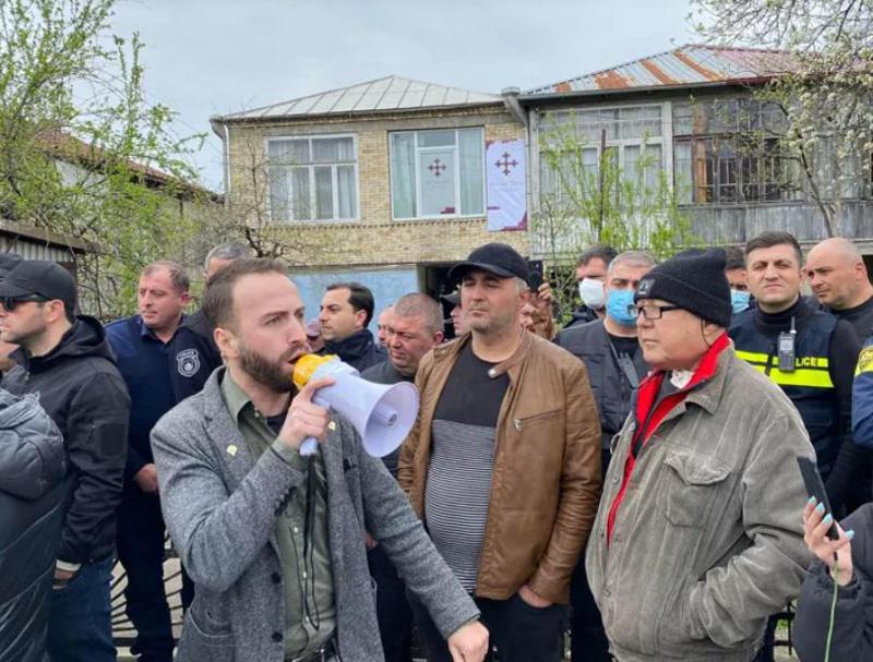 "რუსული პარტიები ვერ იბოგინებენ..." - ოზურგეთში, სადაც "ალტ-ინფოს“ მიერ დაფუძნებული პარტია "კონსერვატიული მოძრაობის" ოფისი მდებარეობს, ხმაურია